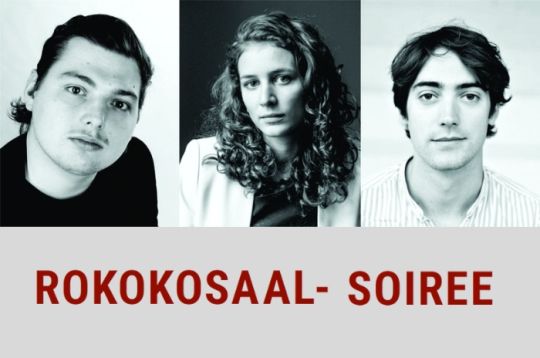 Drei Musiker sind über dem Text 'Rokokosaal- Soiree' abgebildet. Der Hintergrund ist hellgrau.