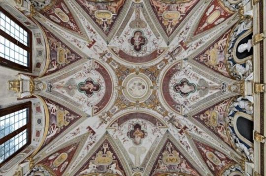 Prunkvolle Renaissance-Decke mit komplexen Fresken und dekorativen Elementen.