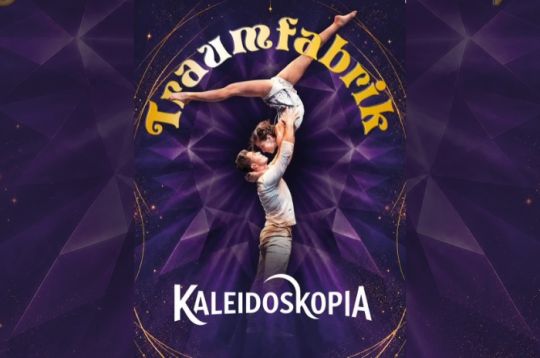 Zwei Akrobaten in Pose vor lila geometrischem Hintergrund und Text 'Traumfabrik Kaleidoskopia'.