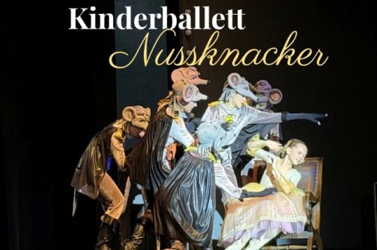 Kinder führen eine Szene aus dem Nussknacker in Mäusekostümen auf der Bühne auf.