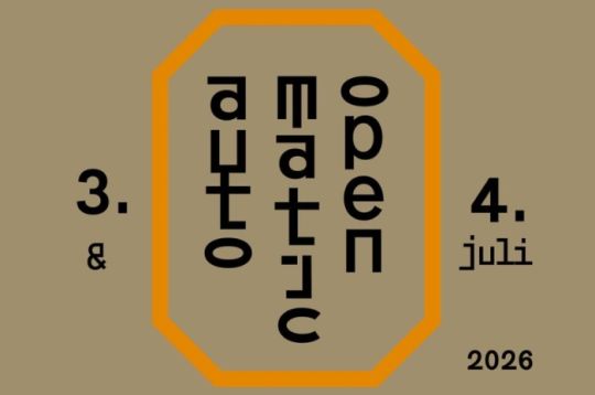 Plakat des Automatic Open 2026 mit vertikalem Schriftzug und Terminen 3. & 4. Juli, umrahmt von einem orangefarbenen Achteck.