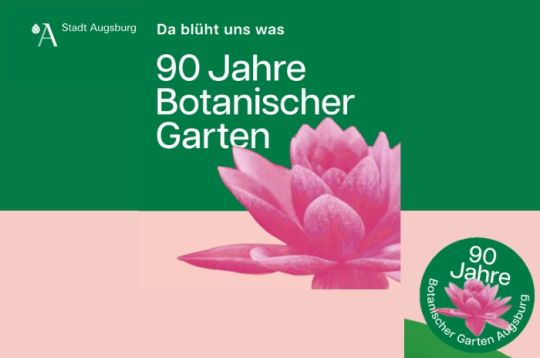 Rosa Blume und Text: 90 Jahre Botanischer Garten Augsburg. Grüner Hintergrund mit Logo und Slogan.