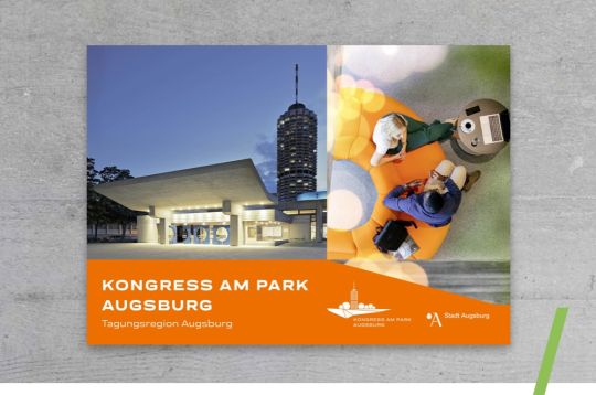 Bild von Kongress am Park Augsburg mit Menschen auf orangenen Sitzen, die diskutieren, und Ansicht des Konferenzzentrums von außen.