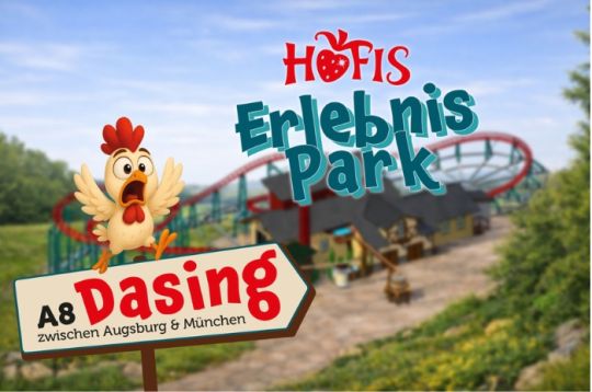 Freizeitpark-Schild mit Comic-Huhn und Achterbahn im Hintergrund.