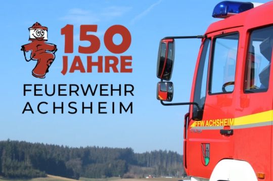 Rotes Feuerwehrfahrzeug im Vordergrund, rechts. Schriftzug 150 Jahre Feuerwehr Achsheim links. Blauer Himmel im Hintergrund.