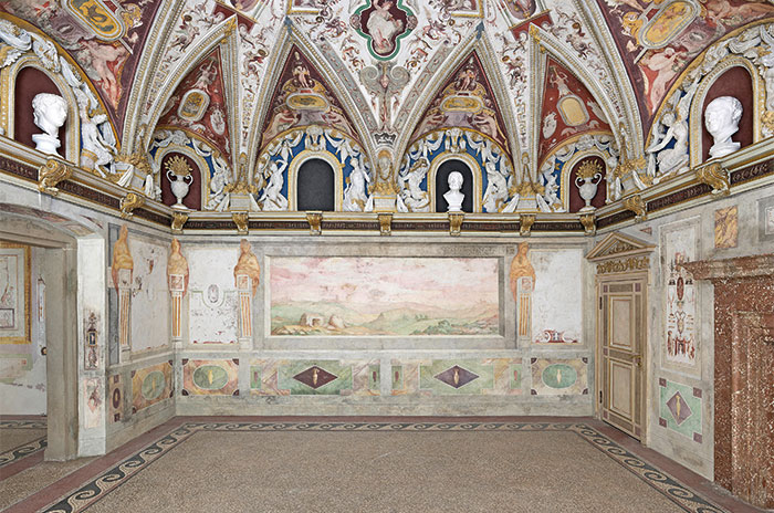 Prunkvoll verzierter Raum mit Gewölbedecke, Fresken und Büsten im Fuggerstadtpalast.